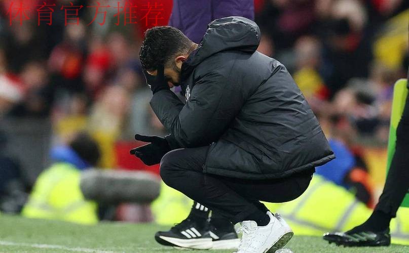 40岁阿莫林蹲地捂脸!执教曼联1周年+输球率近5成 怒批全队:糟糕 40岁阿莫林蹲地捂脸!执教曼联1周年+输球率近5成 怒批全队:糟糕